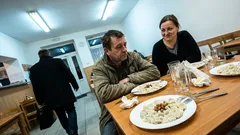 Krátky príbeh: V reštaurácii ma pozdravil cudzinec v obleku. Až potom mi došlo kto