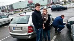 Keď ma priateľka nechcela pustiť za ruku, skončilo to nárazom zozadu