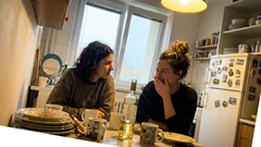 Historka: Pri víne s detskou kamarátkou som sa dozvedela niečo, čo zmenilo moje detstvo