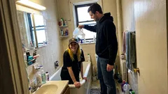 Krátky príbeh: V paneláku mi vypli vodu presne vtedy, keď som si zosvetľovala vlasy