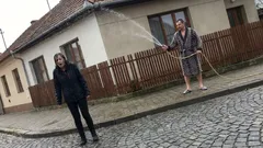 Životná historka: Išla som len po chodníku, no suseda na mňa vytiahla hadicu