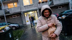 Prišiel som ju prekvapiť s tulipánmi. Dvere mi otvoril niekto úplne iný