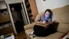 Prvý večer uňho doma: medzi knihami som našla album, ktorý nemal existovať