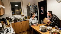 Krátky príbeh: V paneláku vedľa mojej izby začala zrazu hrať jedna pesnička dookola