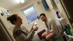 Historka: Manžel z kúpeľne zreval tak, že mi skoro vypadol hrnček z ruky